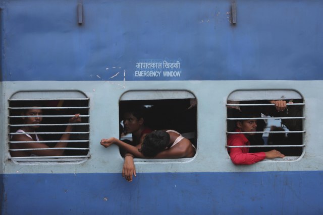 Pakistan prekida sve veze sa Indijom, suspendovan jedini voz koji povezuje dve zemlje