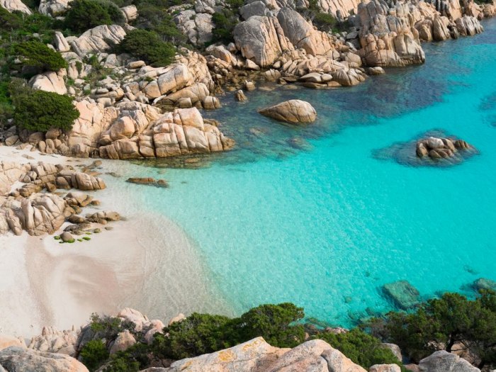 Pesak koji turisti odnose sa plaža Sardinije vraća se na obalu! Turistima sledi novčana kazna