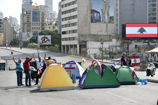 Libanski demonstranti podigli šatore da blokiraju puteve
