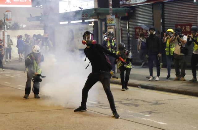 Molotovljevi kokteli, paljenje metroa: Policija u Hongkongu upotrebila suzavac VIDEO