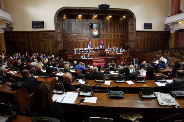 Ministar odbrane hitno napustio sednicu: Situacija je ozbiljna, Vučić skuplja informacije
