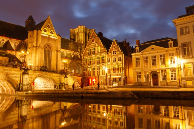 Magièno osvetljenje belgijskog grada navešæe vas da lutate i istražite svaki njegov kutak