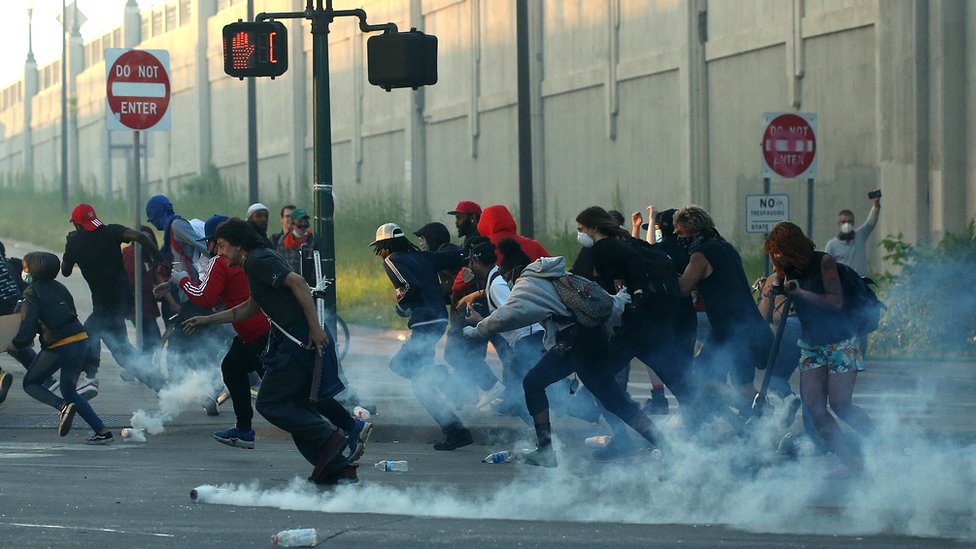 Smrt Džordža Flojda: Sukobi policije i demonstranata širom Amerike ...