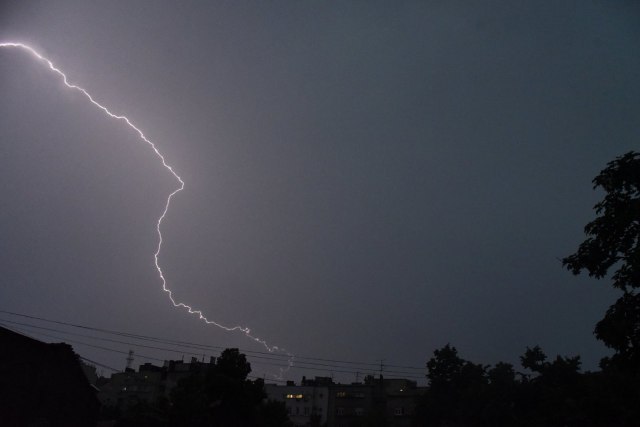 Stižu nepogode, RHMZ izdao upozorenje - oluja i grad naročito u dva dela Srbije FOTO