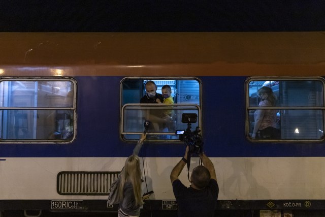 Voz Beograd-Bar ponovo saobraća: Prvi putnici krenuli u svoje kuće na moru FOTO