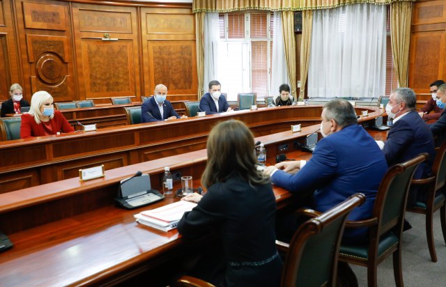 Mihajloviæeva sa direktorima javnih preduzeæa, Bajatoviæ udaljen sa sastanka VIDEO