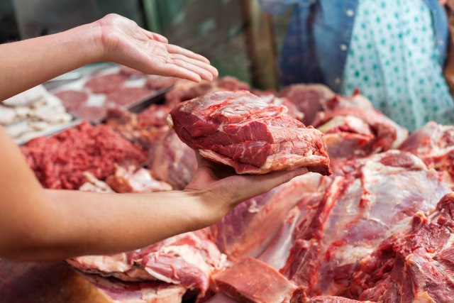 Kakve su cene mesa i šta se kupuje za prazničnu trpezu? VIDEO