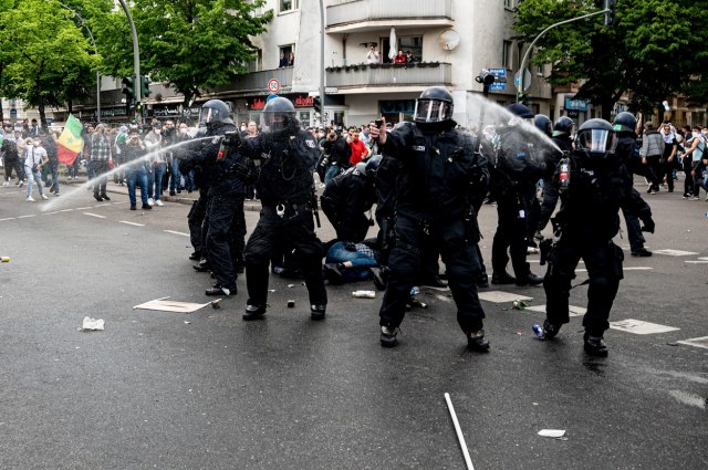 Bliskoistočni sukob i na ulicama Evrope: Tukli policiju, letele kamenice i flaše... FOTO