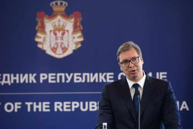 Vučić na tabli nacrtao rast Srbije: 