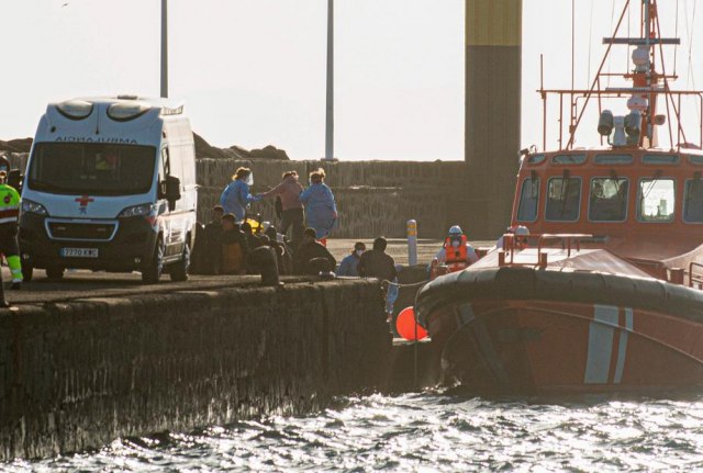 Kod Kanarskih ostrva se prevrnuo brod sa migrantima; tri osobe nastradale FOTO