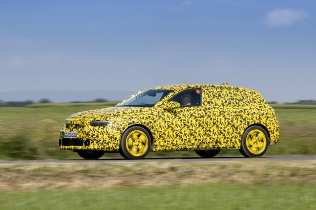 Opel ponovo zagolicao maštu fanova – objavio fotografije maskirane Astre FOTO