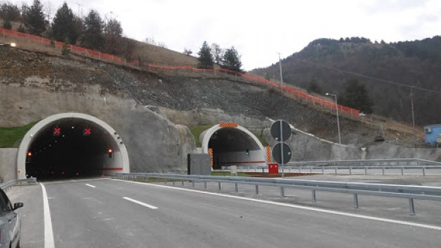 Zatvorena preticajna traka na auto-putu: Radi se hidrantska mreža u tunelu 