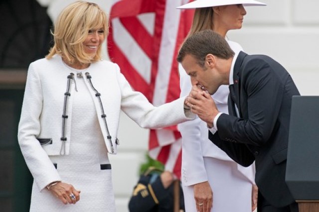 Francuski predsednik ne može bez supruge ni sat i po