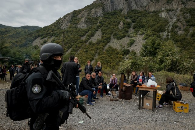 Završen sastanak tzv. Saveta bezbednosti u Prištini; Stigli i pozivi da se povuku policije i barikade