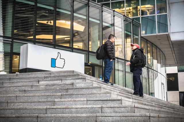 Zaposleni Facebooka zbog pada navodno nisu mogli da uðu u zgradu kompanije