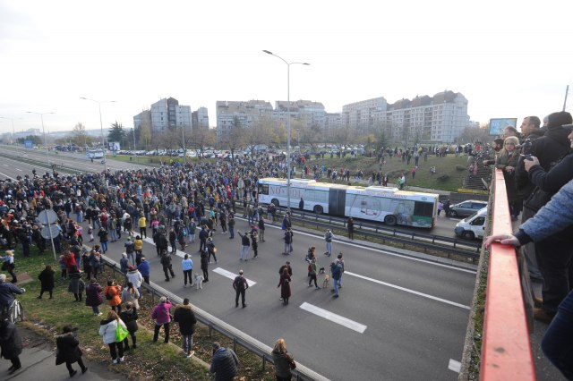 Mediji: Odblokiran saobraćaj u Beogradu; Gazela ponovo prohodna posle protesta opozicije FOTO