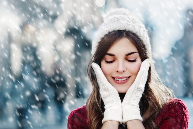 Dermatološkinja objasnila: Kako se zimi neguje koža i šta treba uraditi kako ne bi bila suva i osetljiva