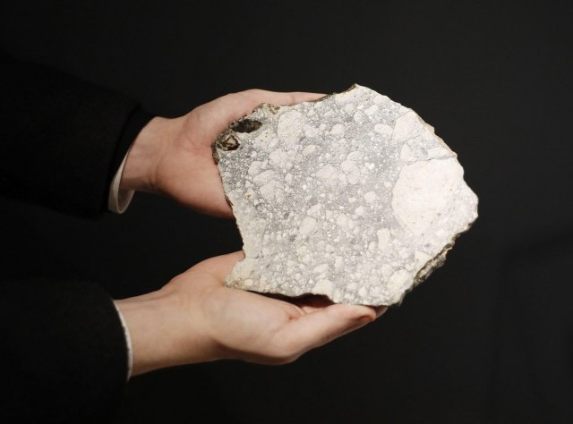 Meteorit – deo univerzuma, vredniji od zlata, sada na aukciji FOTO/VIDEO