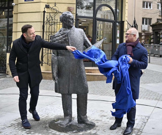 Otkriven spomenik Aleksandru Deroku VIDEO/FOTO