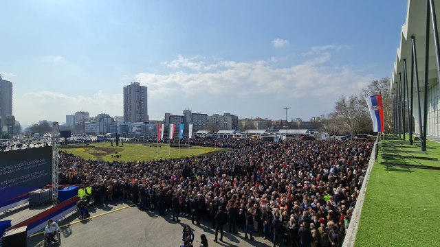 "Soko" stigao u Novi Sad za 33 minuta: Više od 10.000 ljudi se okupilo da ga doèeka VIDEO/FOTO