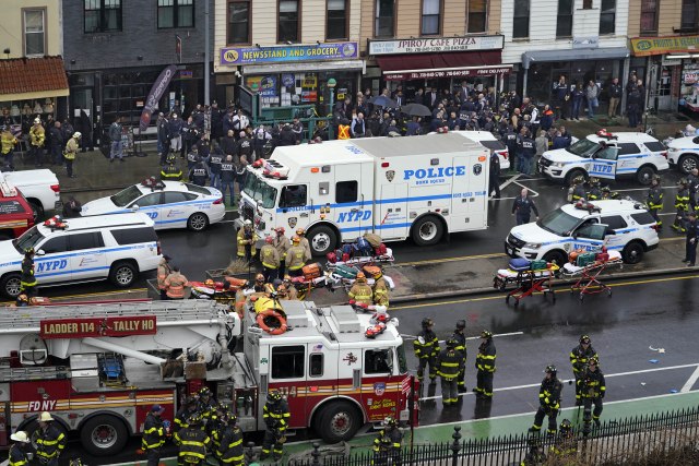 Pucnjava u Njujorku; Čovek sa gas-maskom ranio 8 osoba, ukupno 16 povređenih VIDEO/FOTO