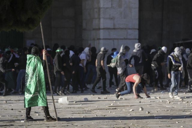 Holy Place of Conflict: Oysters thrown at the police; Police respond with shock bombs