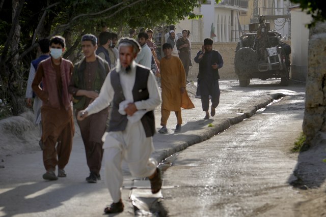 U bombaškom napadu na džamiju u Kabulu poginulo 10 ljudi FOTO