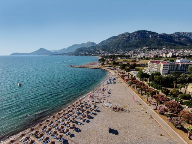 Ležaljke 8 evra, apartman 40 evra: Za B92.net sa crnogorskih plaža: 