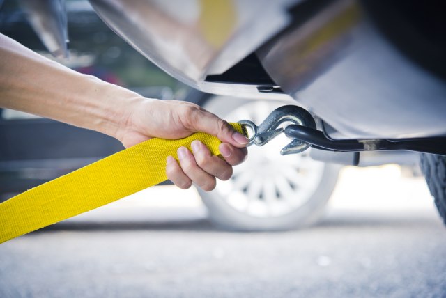 Kvar na auto-putu: Da li prijatelj sme da vas odšlepa do kuće ili servisa?