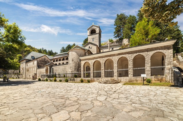 Provokacije na Cetinju: Projektorom po manastiru; 