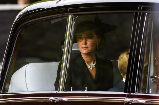 Internet gori od osuda: Kejt se ogrešila o kraljicu Elizabetu, svi hvale Megan FOTO