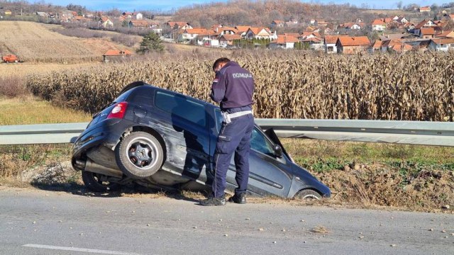 Saobraćajna nezgoda kod Čačka: Vozač sleteo sa puta i udario u stub