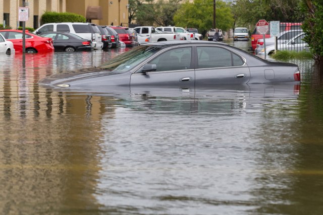 Šta ako vam kiša poplavi automobil: Pet korisnih saveta