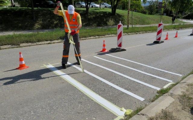 Novi pešački prelaz kod Univerziteta, postavljene i trake za upozorenje