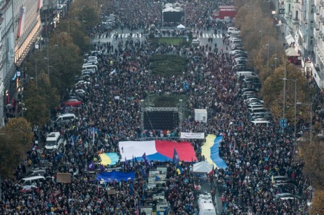 Prag: Desetine Hiljada Ljudi Protestovalo Protiv Ekstremizma - B92