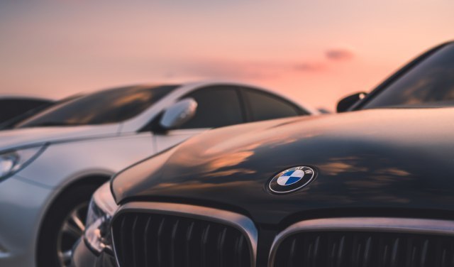 Parking kazna je za siromašne: VIP mesto za BMW VIDEO