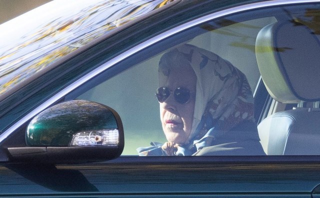 Prvi vlasnik, prava kilometraža, vozila ga baka do vikendice: Prodaje se kraljièin Jaguar FOTO