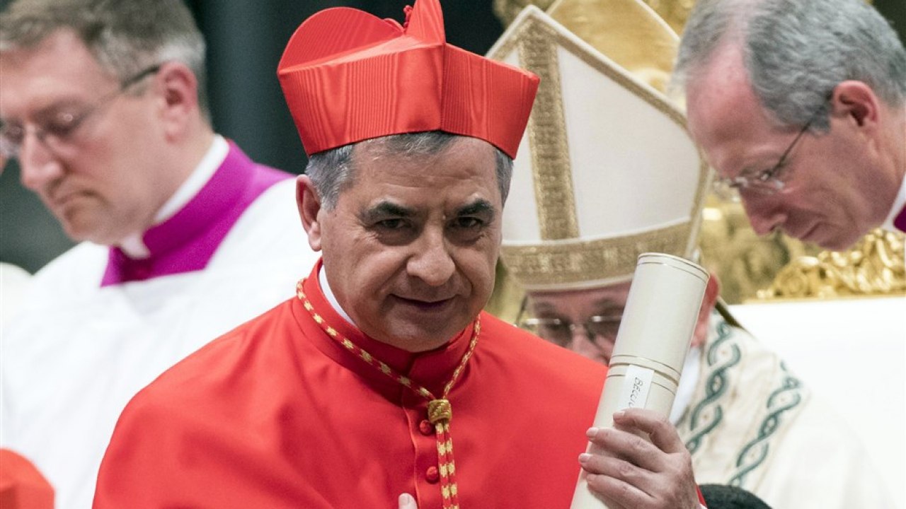 Il cardinale ha spiato il papa per ricattarlo, e ha speso mezzo milione di euro per un “amico” – Notizie – La vita