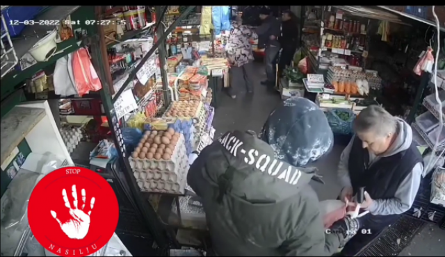 Jeziv snimak sa pijace na Karaburmi: Muškarac bije ženu, dok prolaznici nemo gledaju FOTO/VIDEO
