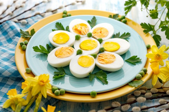 Da li znate kako PRAVILNO da isečete kuvana jaja? Evo jednostavnog načina s kojim se žunace neće RASPADATI! (VIDEO)