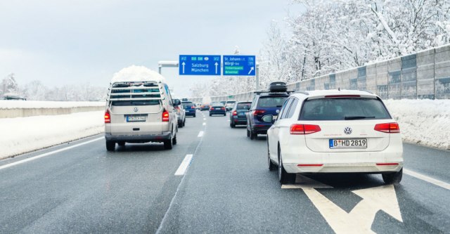 Vozači, oprez na putu! U Austriji vas očekuje kazna ako ne obezbedite ski opremu u automobilu