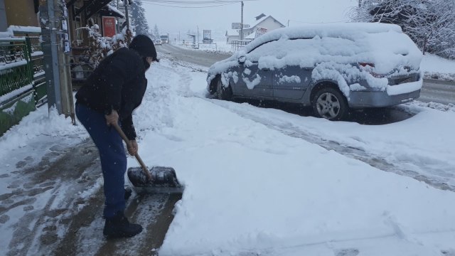 U Čačku sneg ne prestaje da pada: Sve službe su u pripravnosti