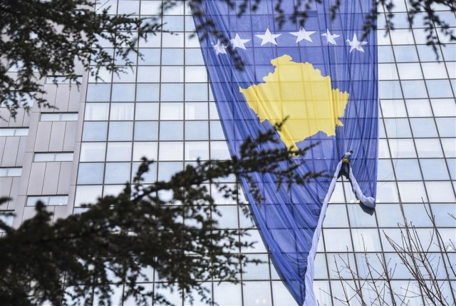Vijore se zastave tzv. Kosova u Podgorici