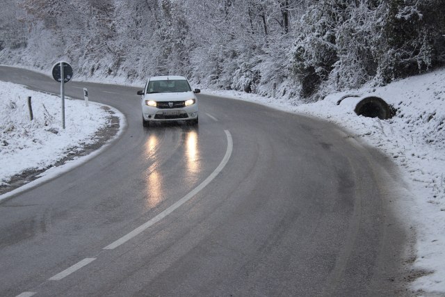 Ne krećite na put bez zimske opreme FOTO