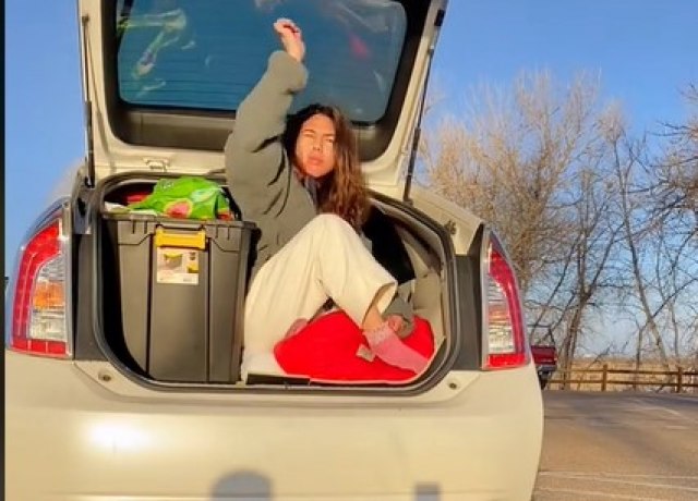 Devojka (19) živi u AUTOMOBILU - otkrila NAJVEĆU MANU svog životnog stila: Nećete verovati GDE SE KUPA! (VIDEO)
