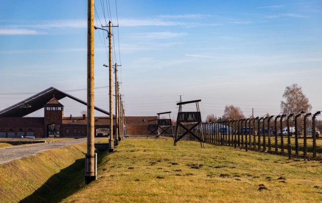 Fotografija turistkinje u Aušvicu obišla svet: 