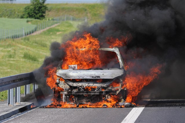 Kako ugasiti požar na električnom automobilu?