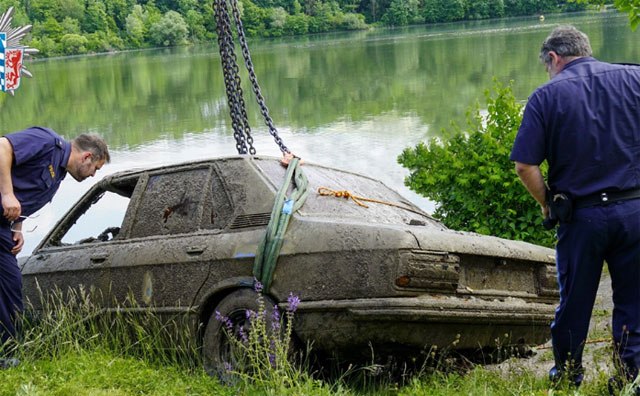 Prodaje se BMW koji je 35 godina bio u blatu na dnu reke FOTO