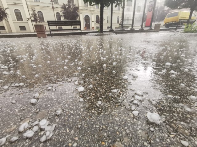 Grad Lomio Stakla, Vetar Obarao Drveće, Povređena Devojčica: Snažno ...