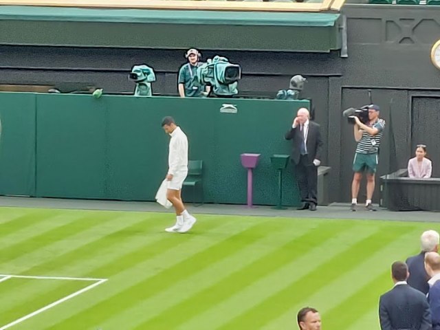 Novak brisao teren peškirom i tražio od Gorana: Duvajte, da se što pre osuši VIDEO/FOTO